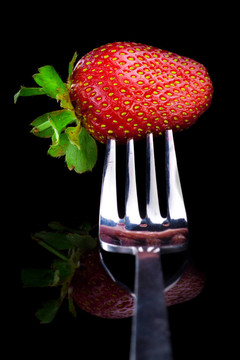 Strawberry在叉子上。