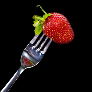 Strawberry在叉子上。