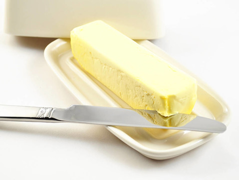 在一個(gè)白色的butterdish黃油