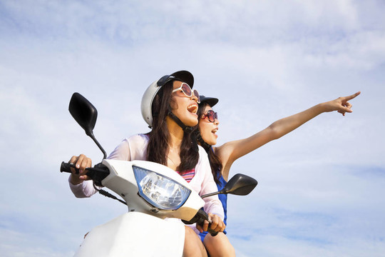 快樂女孩騎滑板車享受暑假