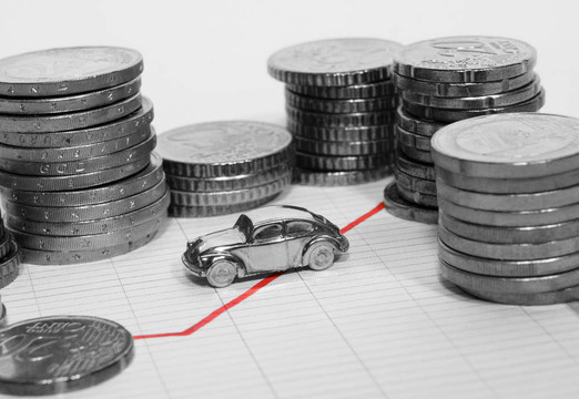 被成堆的硬幣包圍的汽車