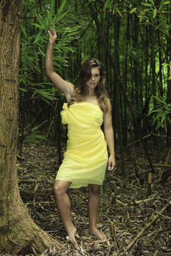 美丽的少女在竹林