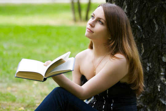 年輕的女人讀一本書