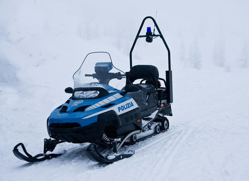 在山區(qū)警方雪地摩托；Italia