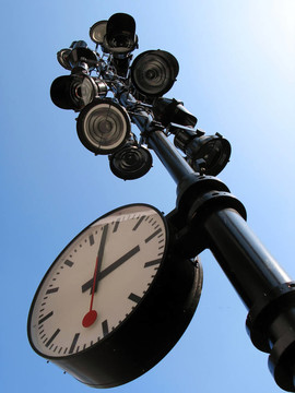 一個時鐘上藍天Lamppost