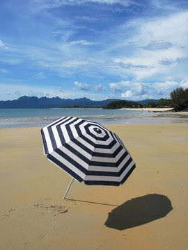 條紋傘在Langkawi島的海灘；馬來西亞