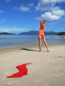 在Langkawi島海灘的年輕女子；馬來西亞