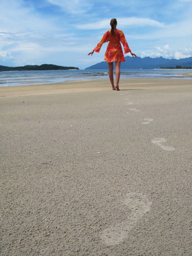 在一個熱帶海灘，Langkawi島的年輕女子；馬來西亞