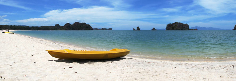 黃色的著名thanjung魯海灘Langkawi皮艇；馬來西亞