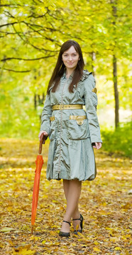 在秋天的公園里的女孩