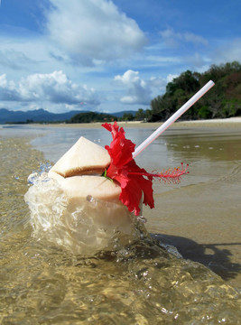 沖浪中的椰子雞尾酒。Langkawi島；馬來西亞