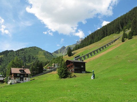 Muerren山區(qū)鐵路；瑞士著名的滑雪勝地，在shilthorn區(qū)