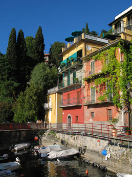 Varenna；古老的意大利小鎮(zhèn)上的科莫湖岸邊