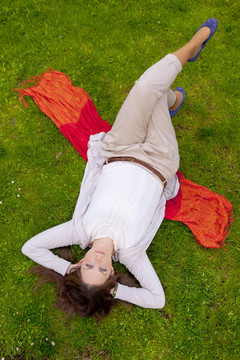 黑发女人躺在草地上