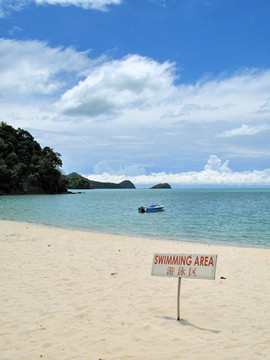 Langkawi灘上的標志的游泳區(qū)；馬來西亞