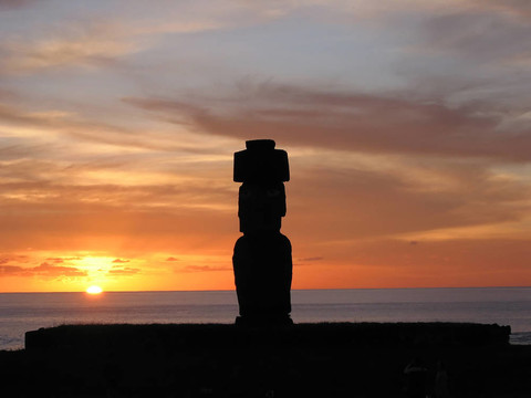 Ahu Tahai。黃昏時分，復(fù)活島的Moai