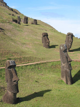 在Rano Raraku火山的斜坡摩艾石像；復(fù)活島