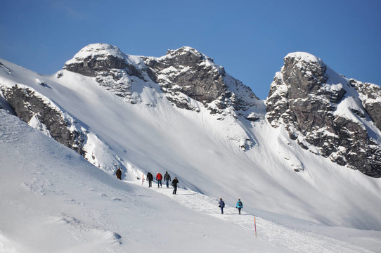 在皮措爾山徒步旅行；瑞士著名的滑雪勝地