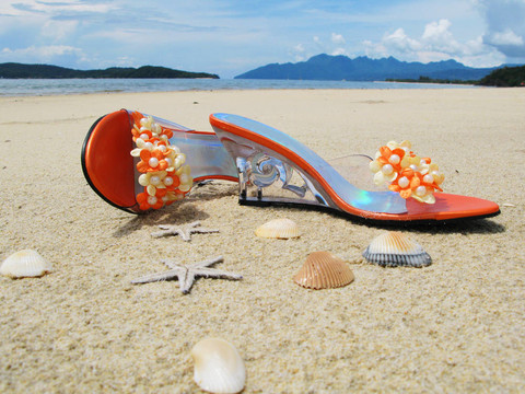 trandy鞋在Langkawi島的沙子；馬來西亞