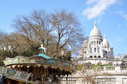 在巴黎古老的旋轉(zhuǎn)木馬和Basilique Sacre Coeur