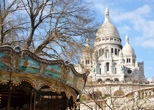 在巴黎古老的旋轉(zhuǎn)木馬和Basilique Sacre Coeur