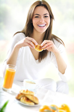 年輕漂亮的女人在早飯