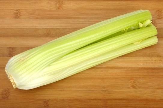 在木板上的芹菜