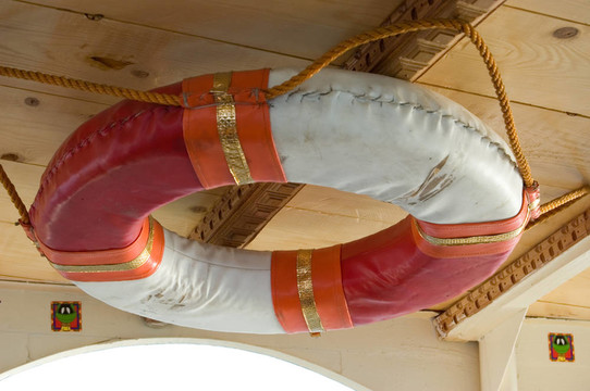 船上的環(huán)浮標(biāo)