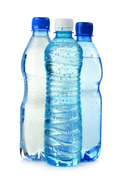 三聚碳酸酯塑料瓶礦泉水孤立在白色