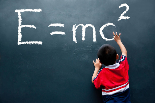 E = mc2男孩畫在墻上