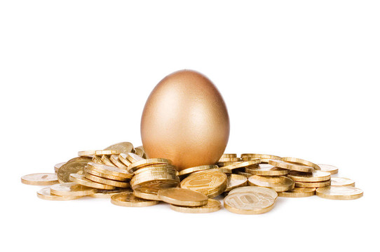黃金蛋在白色硬幣上孤立