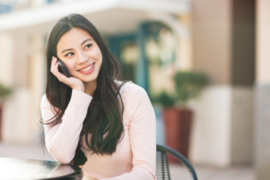 亞洲女人在電話里