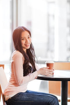 女人喝咖啡