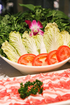 蔬菜拼盤(pán)與肥牛卷