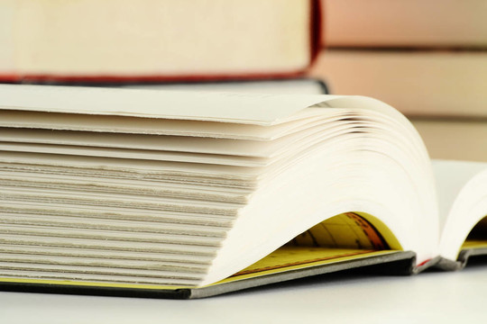 桌子上的書
