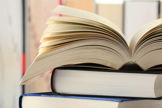 桌子上的書