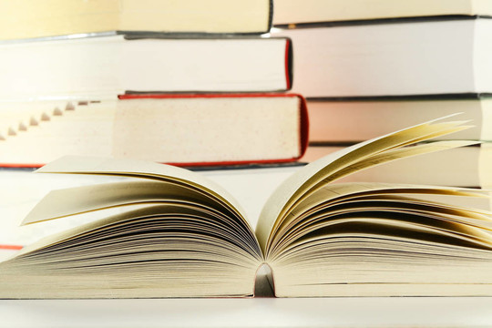 桌子上的書