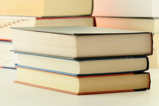 桌子上的書