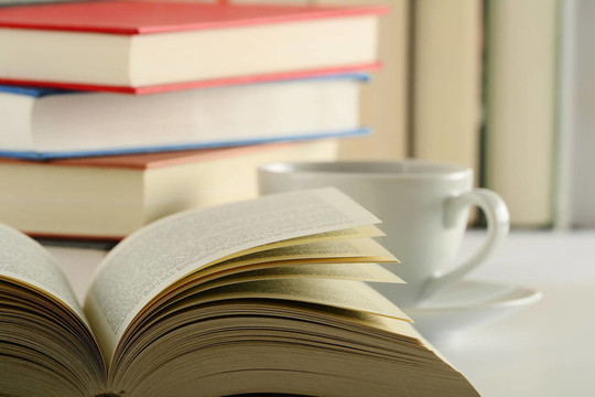 桌子上的書