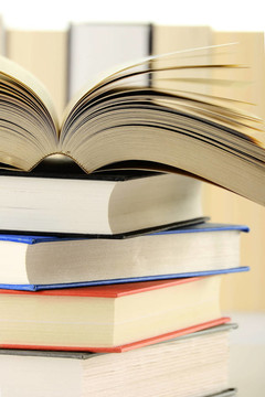 桌子上的書