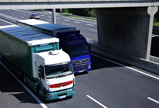 公路上的兩輛半卡車