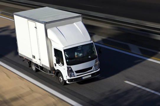 高速公路上的白船