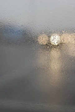 雨中的汽車前照燈