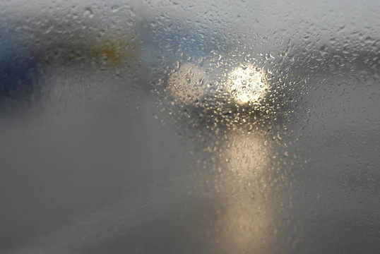 雨中的汽車前照燈