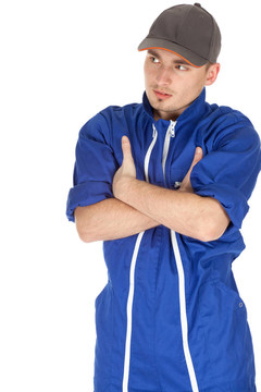 站在藍(lán)色工作服的年輕人和棒球帽