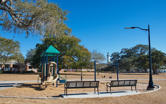 在沿海playground.jpg空板凳