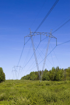 現(xiàn)場高壓輸電線路；木材間