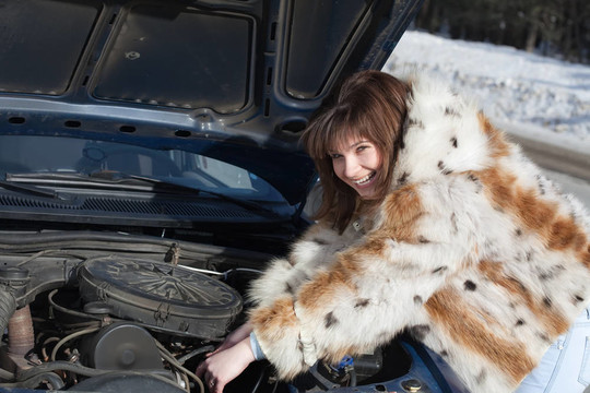 試圖修理汽車的女人