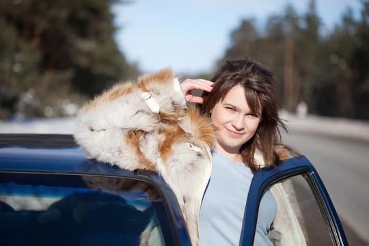 快樂的女人和她的車