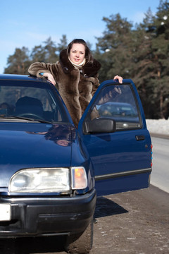 女人和她的車在冬天